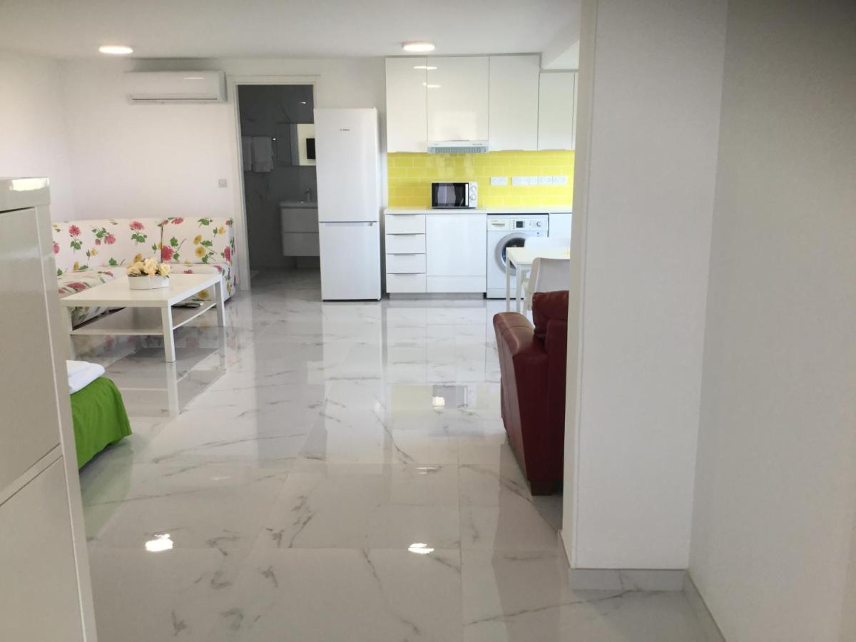 Yellow Studio Brand New Limassol Luaran gambar