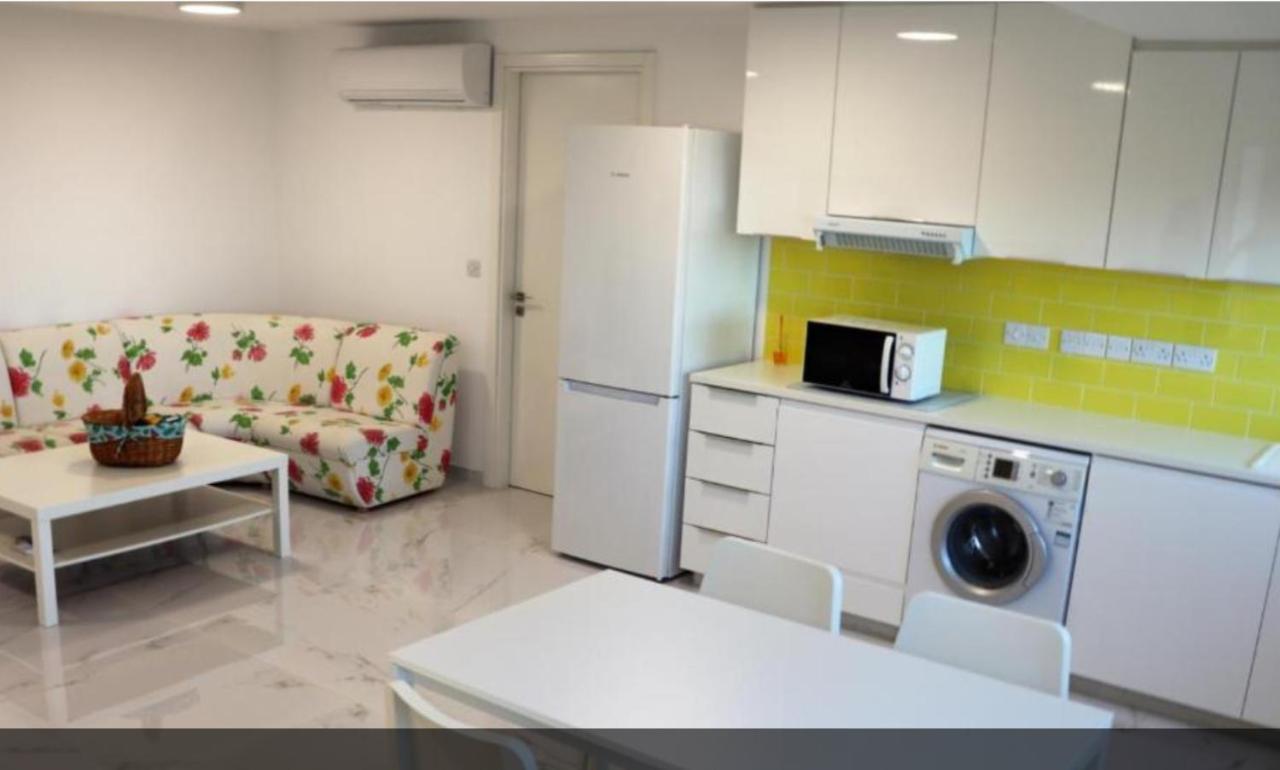 Yellow Studio Brand New Limassol Luaran gambar
