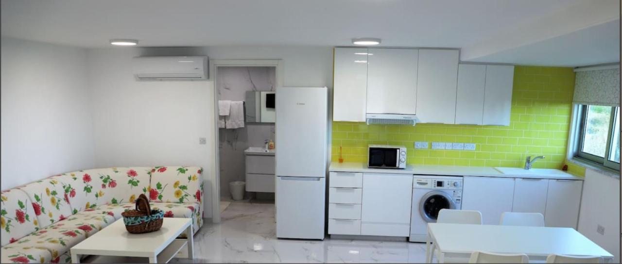 Yellow Studio Brand New Limassol Luaran gambar